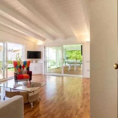 Terrazza Con Jacuzzi Su Attico Elegante A