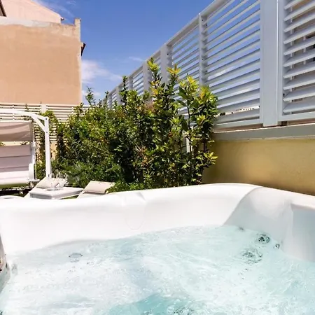 Terrazza Con Jacuzzi Su Attico Elegante A