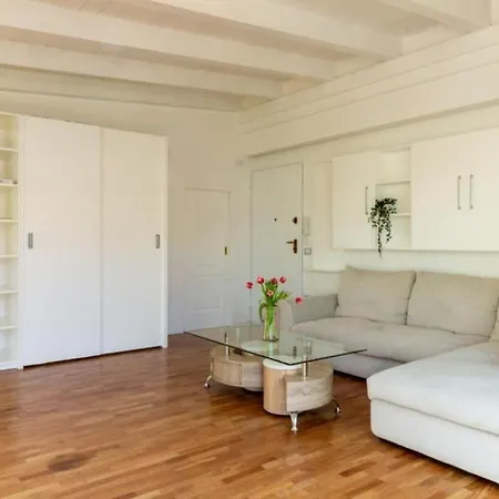 Terrazza Con Jacuzzi Su Attico Elegante A * 卡利亚里