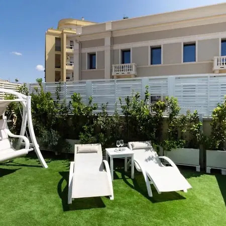 Terrazza Con Jacuzzi Su Attico Elegante A